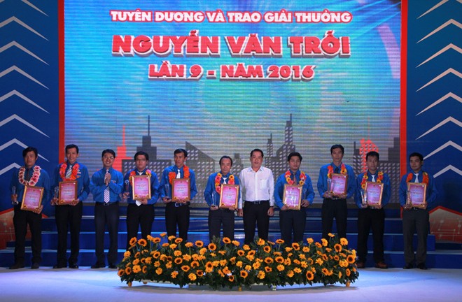 Ban thường vụ Thành Đoàn trao giải thưởng Nguyễn Văn Trỗi cho 36 gương thanh niên công nhân tiêu biểu của thành phố năm 2016.