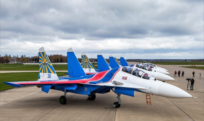 4 chiếc Su-30SM hồi cuối tuần thực hiện hành trình hơn 4.200 km từ nhà máy sản xuất ở thành phố Irkutsk tới căn cứ Kubinka, ngoại ô thủ đô Moscow, Nga để tham gia vào phi đội "Hiệp sĩ Nga" của không quân nước này. Ảnh: Livejournal.