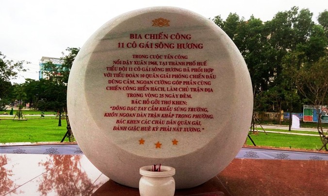 Bia chiến công khắc ghi lại bài thơ do Bác Hồ viết tặng 11 cô gái sông Hương anh hùng. 