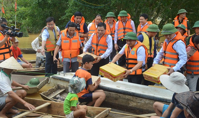 Bộ trưởng Nguyễn Xuân Cường trao quà cứu trợ cho người dân bị ngập lụt xã Phương Mỹ, Hương Khê.