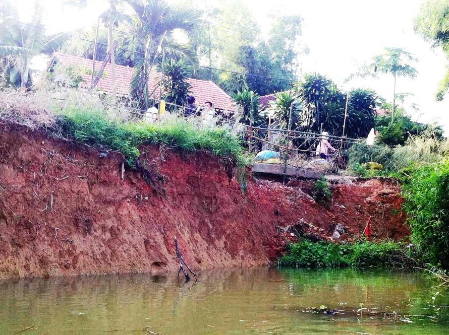 Sạt lở bờ sông Bồ đoạn qua thị xã Hương Trà.