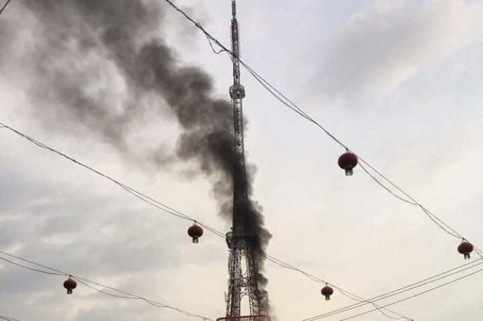 Hiện trường vụ cháy tháp truyền hình tỉnh Tuyên Quang chiều nay (17/10) khiến nhiều người hoảng hốt.
