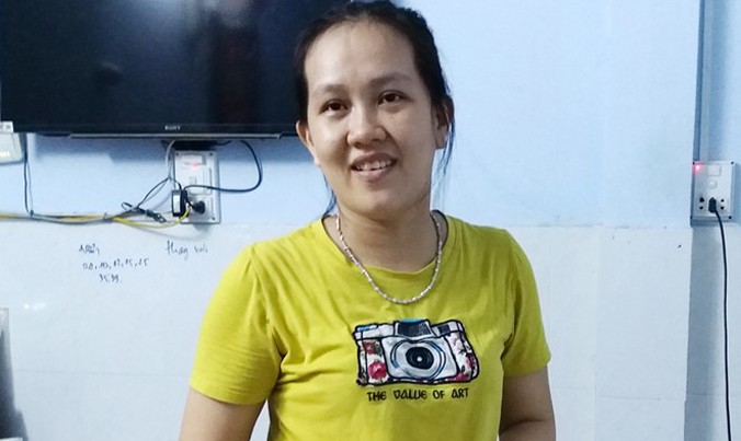 Chị Nguyên, vợ của chủ đại lý vé số Phước Danh ở TP Trà Vinh, khẳng định thiếu phụ không tiếc tờ vé số trúng độc đắc trên 92 tỷ đồng. Ảnh: Việt Tường.