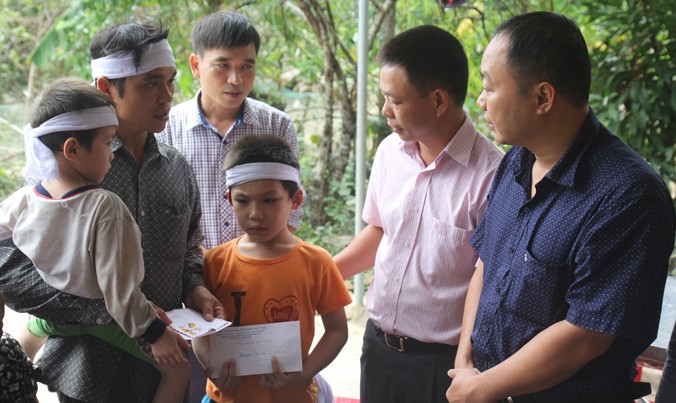 Đồng chí Phùng Công Sưởng, Phó Tổng biên tập báo Tiền Phong cùng đoàn cứu trợ thăm hỏi, động viên tặng quà cho gia đình có người thân bị tử vong trong lũ.