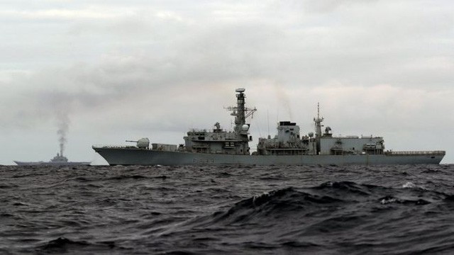 Tàu khu trục Anh theo dõi chặt chẽ hạm đội tàu chiến của Nga. Ảnh: BBC.