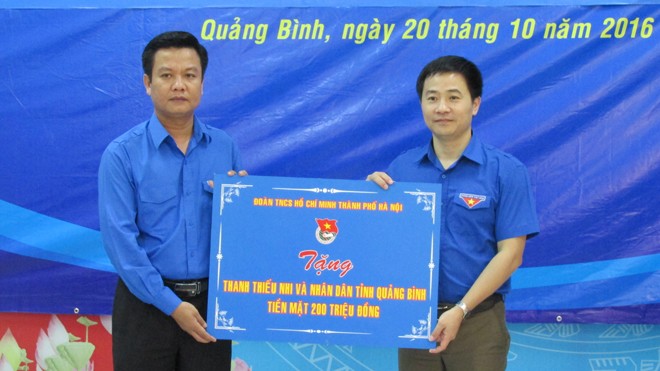 Anh Trần Anh Tuấn, Phó Bí thư Thường trực Thành đoàn Hà Nội trao biểu trưng cho Tỉnh đoàn Quảng Bình.