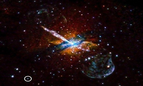 Nguồn phát tia X (khoanh tròn) gần ngân hà NGC 5128. Ảnh: NASA.