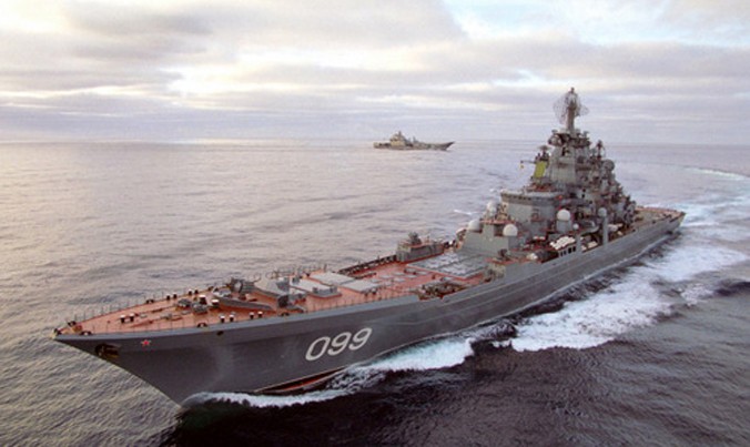 Tuần dương hạmPeter Đại đế trong cuộc tập trận cùng tàu sân bay Đô đốc Kuznetsov. Ảnh: yandex.ru.