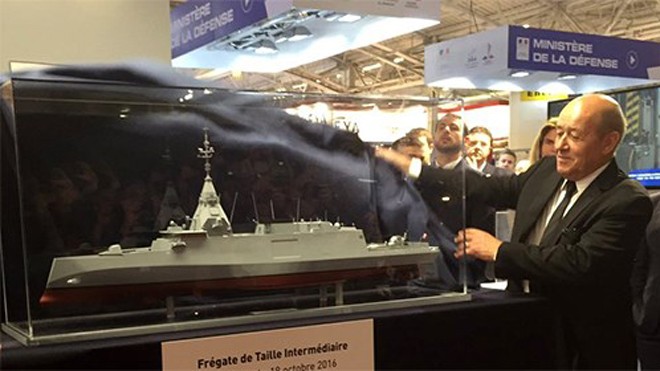 Bộ trưởng Quốc phòng Pháp Jean-Yves Le Drian giới thiệu khinh hạm lớp FTI với báo giới.