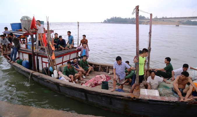Tàu cá của ngư dân Lê Văn Hiếu ở thị trấn Cửa Tùng đã cứu những người bị nạn trên tàu chở hàng Cửa Tùng 01.