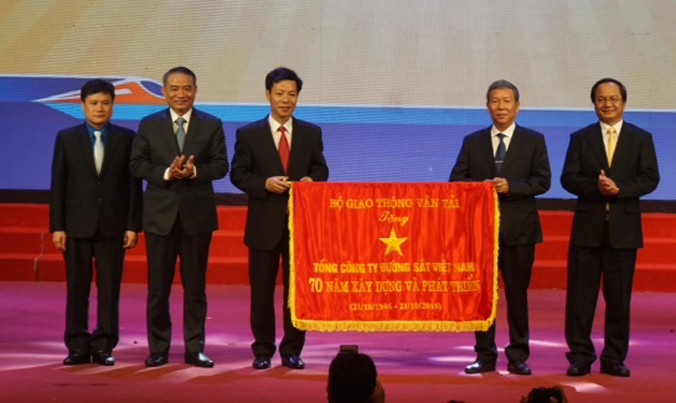 Bộ trưởng GTVT Trương Quang Nghĩa tặng bức trướng cho Tổng Cty Đường sắt VN.