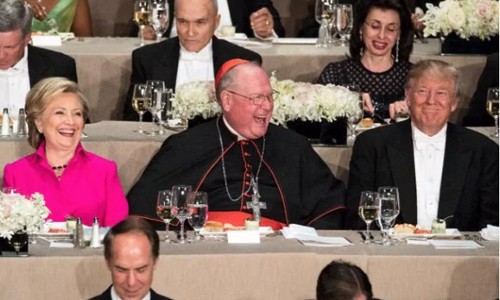 Đức Hồng Y Timothy Dolan ngồi giữa bà Clinton và ông Trump trong bữa tiệc Al Smith tại New York, Mỹ, tối 20/10. Ảnh: NY Times.