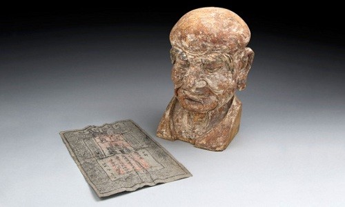 Tờ tiền giấy và bức tượng La Hán ra đời vào thế kỷ 13 - 14 dưới thời nhà Minh ở Trung Quốc. Ảnh: CNN.