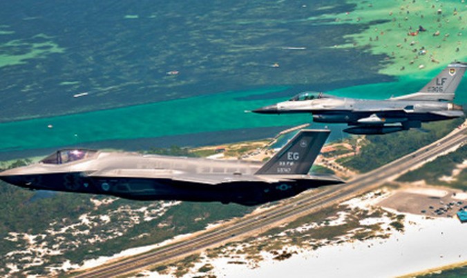Một tiêm kích F-35 bên cạnh máy bay F-16 trong cuộc tập trận. Ảnh: Không quân Mỹ.
