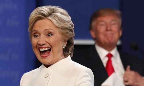 Ứng viên tổng thống Mỹ đảng Dân chủ Hillary Clinton tối 19/10 trong phiên tranh luận cuối cùng với đối thủ đảng Cộng hòa Donald Trump ở Đại học Nevada, Las Vegas. Ảnh: Reuters.