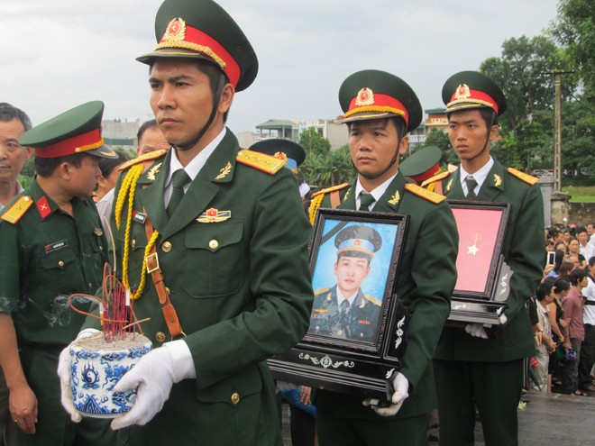 Hàng trăm người đội mưa tiễn biệt thượng úy Nguyễn Văn Tùng
