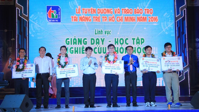 Ông Lê Trọng Hiếu (thứ 4 từ trái qua) và Phó bí thư Thường trực Thành Đoàn TP trao bảo trợ cho các tài năng trẻ.