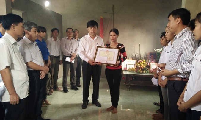 Đoàn công tác Bộ Giáo dục và Đào tạo truy tặng bằng khen cho em Trần Thị Thu Hà. Ảnh: Hoàng Lam.
