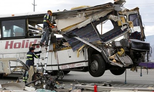 Phần đầu xe buýt bị xé toạc sau khi đâm vào đuôi xe tải với tốc độ cao. Ảnh: Reuters.