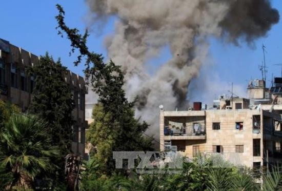 Khói bốc lên sau các cuộc giao tranh tại Aleppo. Ảnh: AFP/TTXVN.