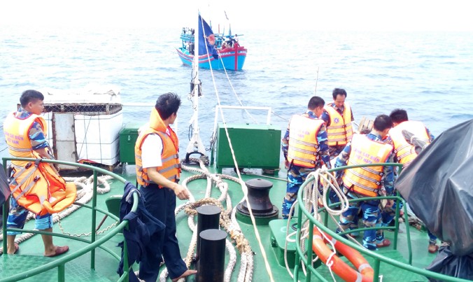 Lai dắt tàu cá cùng 10 ngư dân bị nạn vào bờ. Ảnh CSB cung cấp.