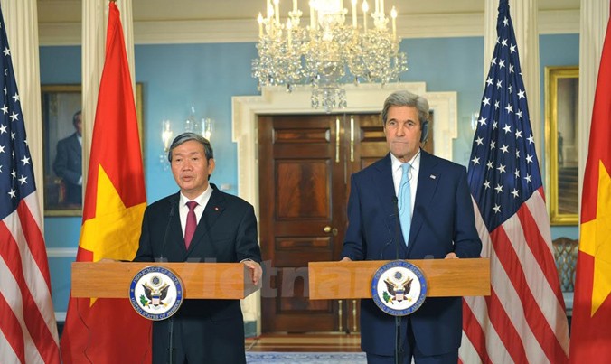 Thường trực Ban Bí thư Đinh Thế Huynh và Ngoại trưởng Hoa Kỳ John Kerry tại buổi họp báo chung sau cuộc hội đàm. Ảnh: Thanh Tuấn/Vietnam+.
