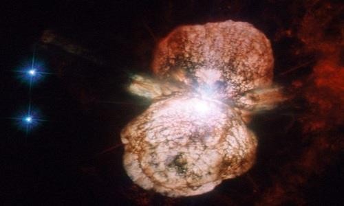Tinh vân hình quả tạ Homunculus bao phủ hệ sao Eta Carinae. Ảnh: NASA.