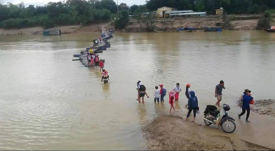Gần 100 học sinh thuộc trường mầm non Phương Mỹ và tiểu học Phương Mỹ (huyện Hương Khê) vẫn phải chịu cảnh lội nước tới trường. 