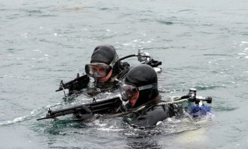 Mục kích người nhái Nga diễn tập chiến đấu dưới nước