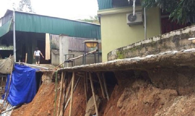 Nhà của nhiều hộ dân ở 2 khối Sa Nam và Yên Khánh (thị trấn Nam Đàn) bị sạt lở nghiêm trọng.