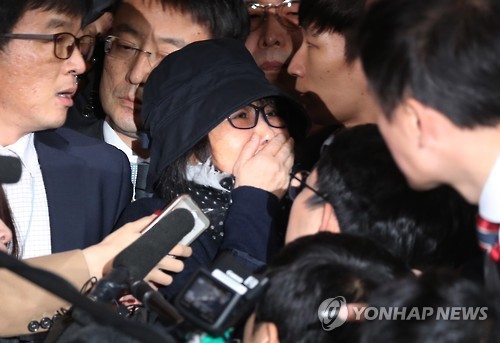 Bà Choi Soon-sil bị một rừng phóng viên bao vây khi tới văn phòng công tố Seoul để thẩm vấn hôm qua. Ảnh: Yonhap.