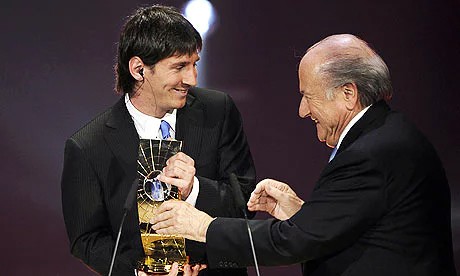 Messi giành giải Nam cầu thủ hay nhất FIFA vào năm 2009. Ảnh: Reuters.