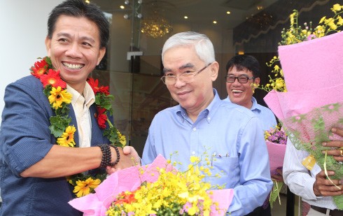Chủ tịch VFF Lê Hùng Dũng tặng hoa chúc mừng thành tích của U19 Việt Nam. Ảnh: Đức Đồng.