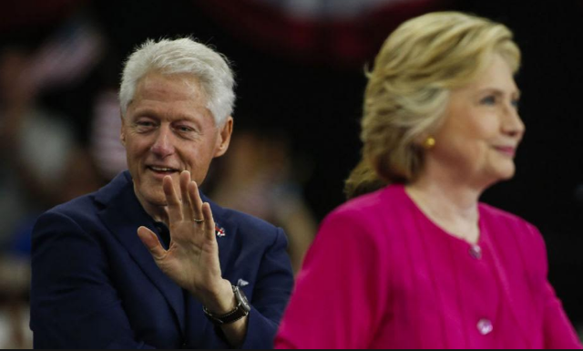 Cựu Tổng thống Mỹ Bill Clinton và vợ là ứng viên tổng thống Hillary Clinton. Ảnh: AFP.