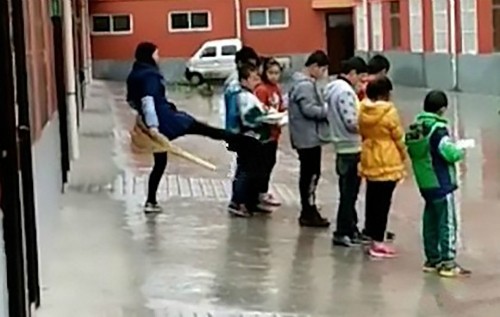 Cô giáo bắt học sinh đứng dưới mưa, đá mạnh từng học sinh.