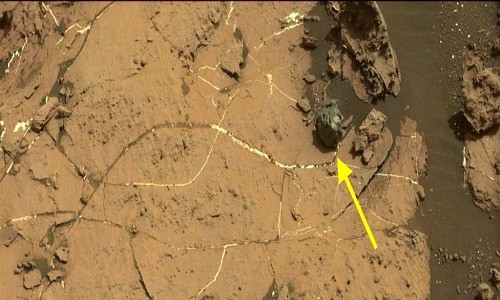 Thiên thạch hình dáng khác thường được robot thăm dò Curiosity phát hiện trên sao Hỏa. Ảnh: NASA.