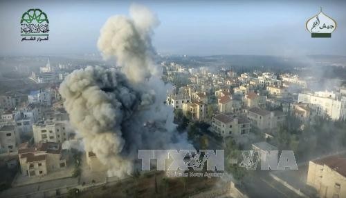 Khói bốc lên sau các cuộc giao tranh tại Aleppo ngày 29/10. Ảnh: AP/TTXVN.