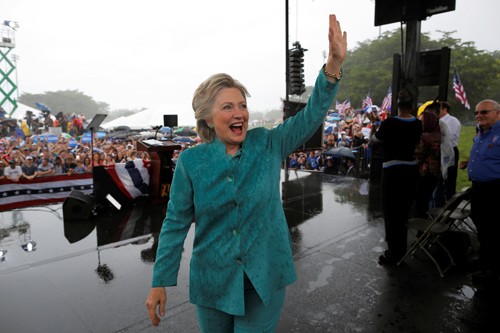 Bà Clinton phải rút ngắn phát biểu do mưa lớn ở quận Broward, Flordia. Ảnh: Reuters.