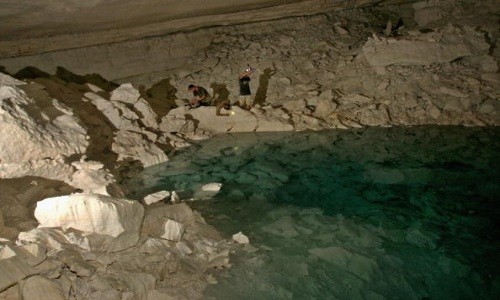 Các nhà khoa học nghiên cứu mẫu nước trong hồ 2,64 tỷ năm tuổi ở Canada. Ảnh: Nature World News.