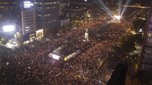 Hàng chục nghìn người biểu tình đòi tổng thống từ chức ở Seoul tối qua. Ảnh: AP.