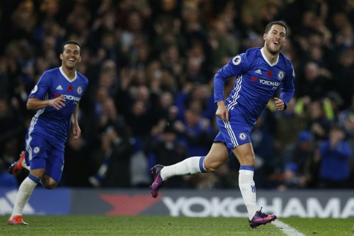 Hazard (phải) lập cú đúp vào lưới Everton. Ảnh: Reuters.