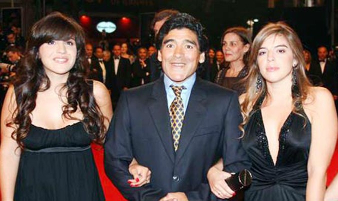 'Cậu bé vàng' Maradona lên Facebook chửi… con
