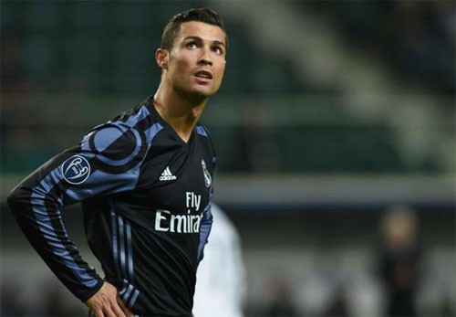 Ronaldo sẽ gia hạn hợp đồng thêm ba năm với Real. Ảnh: Reuters.