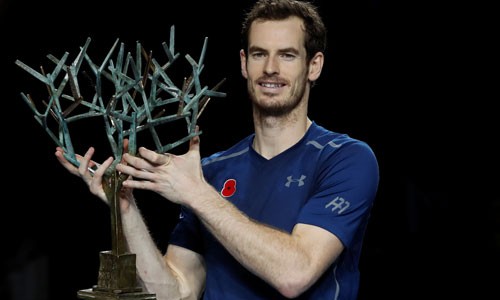 Murray nâng chiếc Cup Paris Masters lần đầu tiên trong sự nghiệp. Ảnh: Reuters.