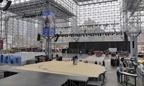 Các công nhân hôm 3/11 chuẩn bị sân khấu cho bà Clinton tại Trung tâm Hội nghị Jacob K. Javits ở New York. Ảnh: AP.