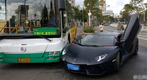 Va chạm hy hữu xảy ra vào cuối tháng 10 giữa siêu xe có giá khoảng một triệu USD tại Trung Quốc và một xe buýt.