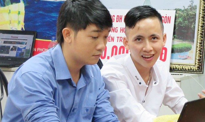 Hải (áo trắng) trả lời câu hỏi giao lưu của độc giả Tiền Phong.