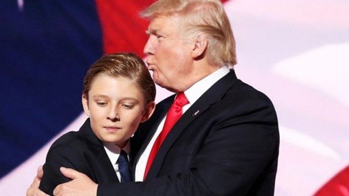 Donald Trump ôm con trai út. Ảnh: SMH.