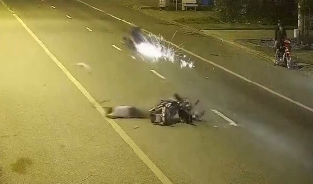 Sau cú đâm kinh hoàng, một chiếc xe máy trượt dài, toé lửa trên đường.
