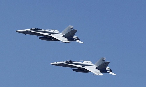 Hai tiêm kích hạm F/A-18 của hải quân Mỹ. Ảnh: Reuters.